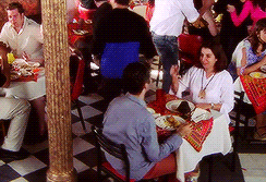 fdi-6-restaurant-eat-date-couple-kal-ho-na-ho-farha-waiter