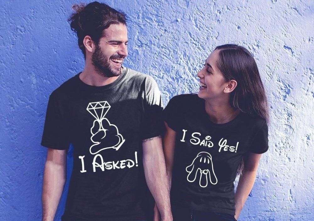 pre wedding couple photography poses wearing printed T-Shirt
